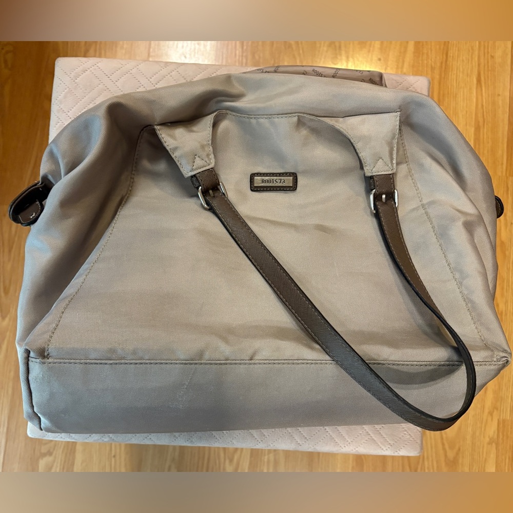 Roots taupe/beige duffel/tote unisex bag with brown handles & accents